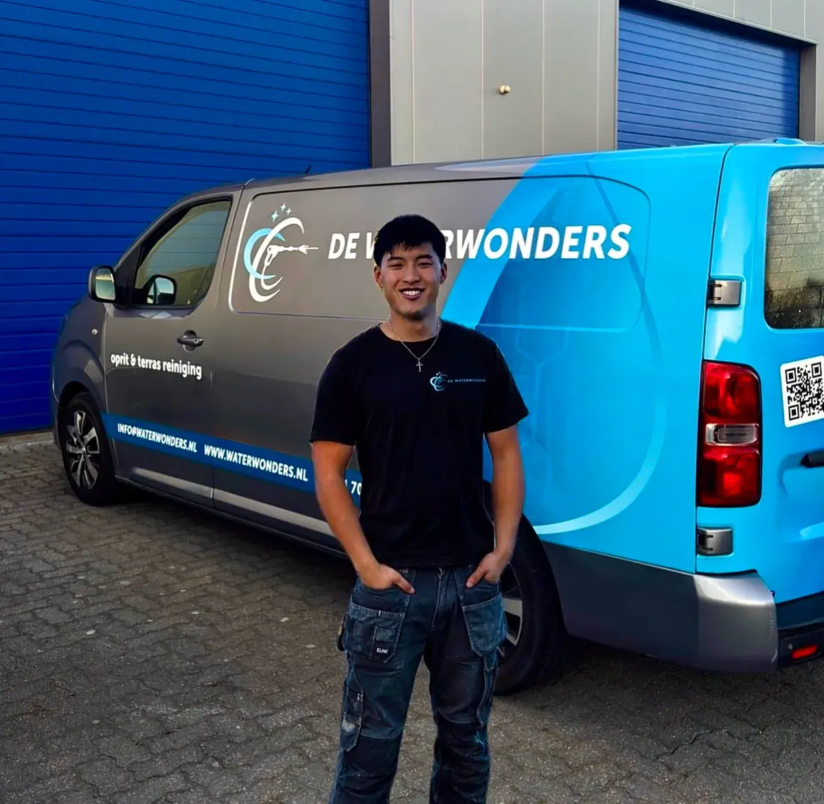 Liang van De WaterWonders bij de herkenbare bedrijfsbus